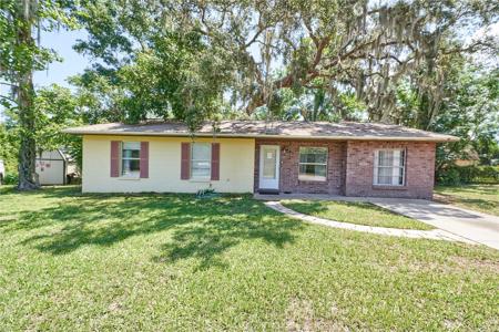 881 CEDAR CIRCLE