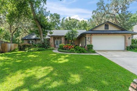 942 DEERWOOD LOOP