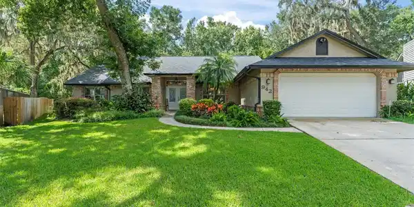 942 DEERWOOD LOOP