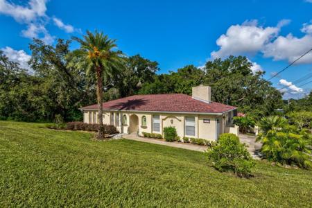 1220 COUNTRY CLUB ROAD