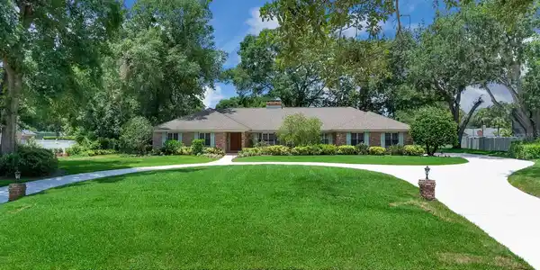 202 RIVERVIEW DRIVE