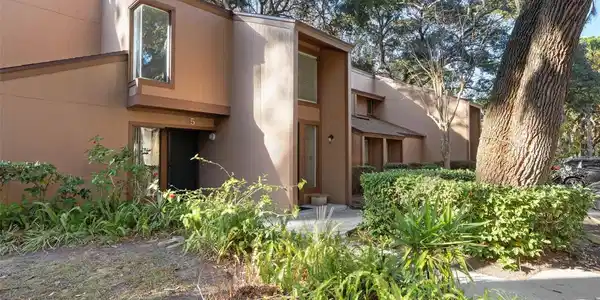 6 GREENBRIAR COURT