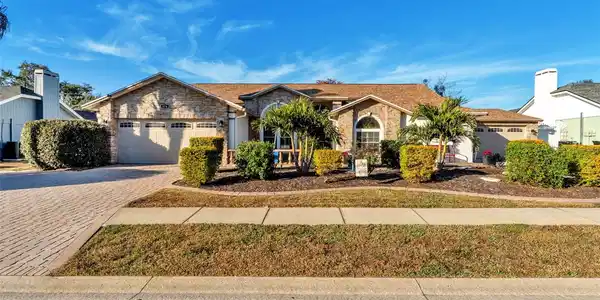 874 STRATFORD DRIVE
