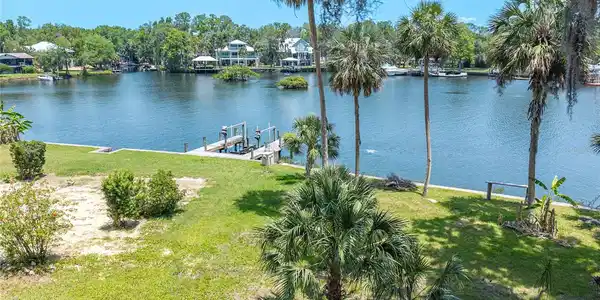 381 NW MAGNOLIA CIRCLE