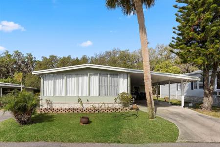 8 COCOS PLUMOSA DRIVE