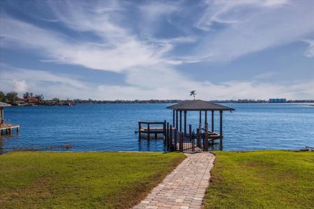 1704 FAIRVIEW SHORES