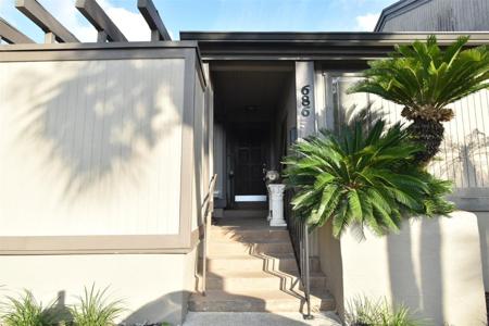 686 LAKE VILLAS DRIVE
