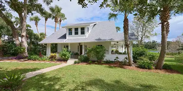 261 N LAKEVIEW DRIVE