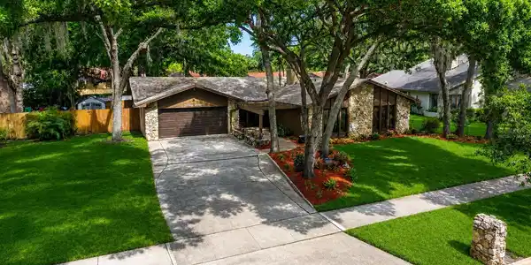 4922 BRIAR OAKS CIRCLE