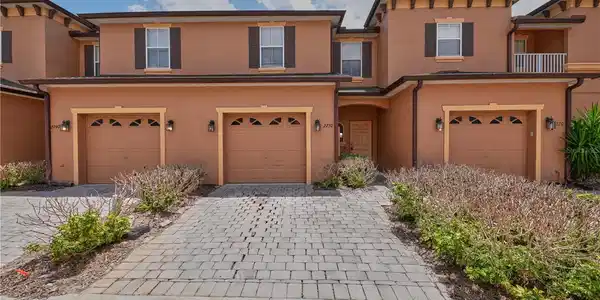 2730 RETREAT VIEW CIRCLE