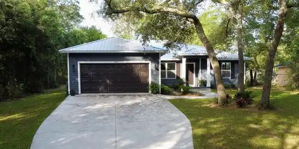 6489 WOODLAND