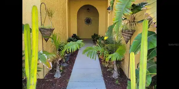 6736 VISTA DEL LAGO
