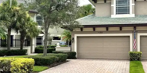 6560 MOORINGS POINT