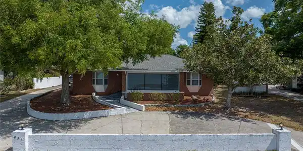 831 LAKE HOWARD
