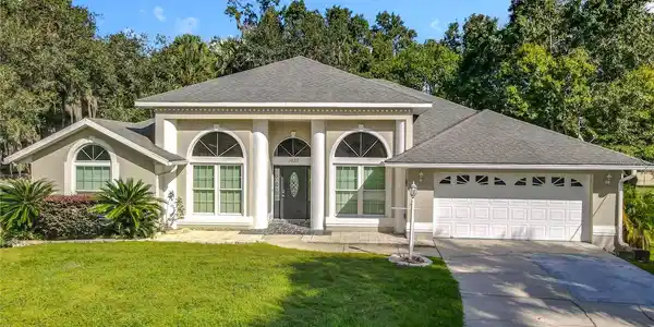 1633 LAKESIDE DRIVE