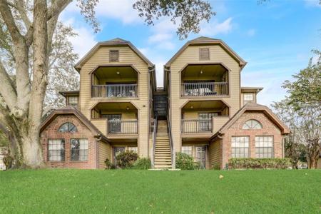 315 LAKEPOINTE DRIVE