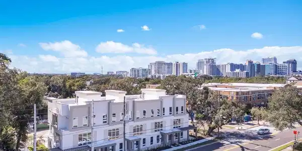 1004 E ROBINSON