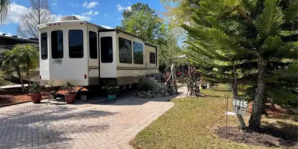 6815 AMANDA VISTA