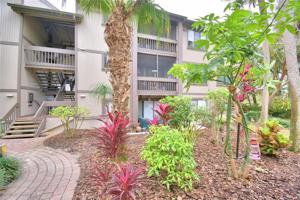 652 LAKE VILLAS