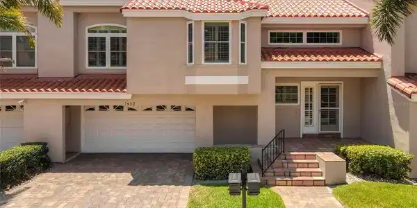 7452 SOMERSET SHORES