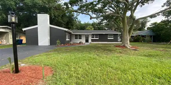 1330 STATELY OAKS NW