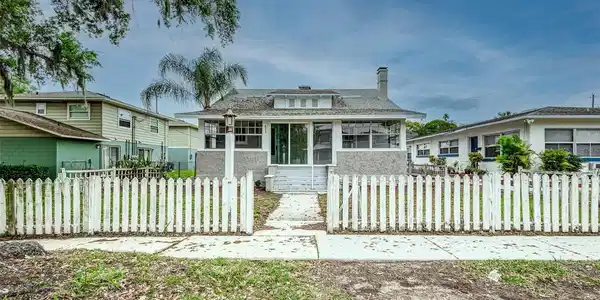 653 AVENUE A SW
