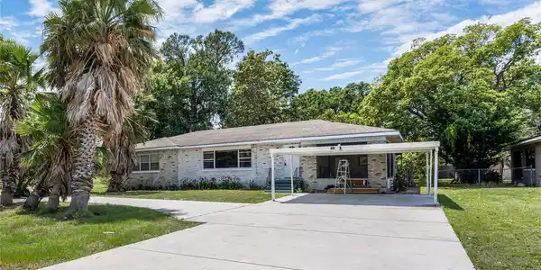 595 LAKE HOWARD