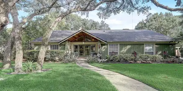 402 MAGNOLIA OAK