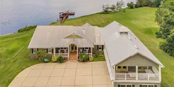 975 LAKEFRONT