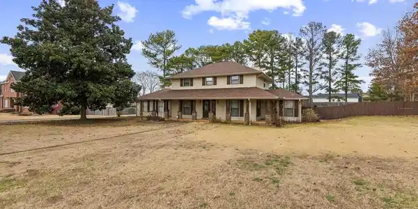 1648 Village Ln