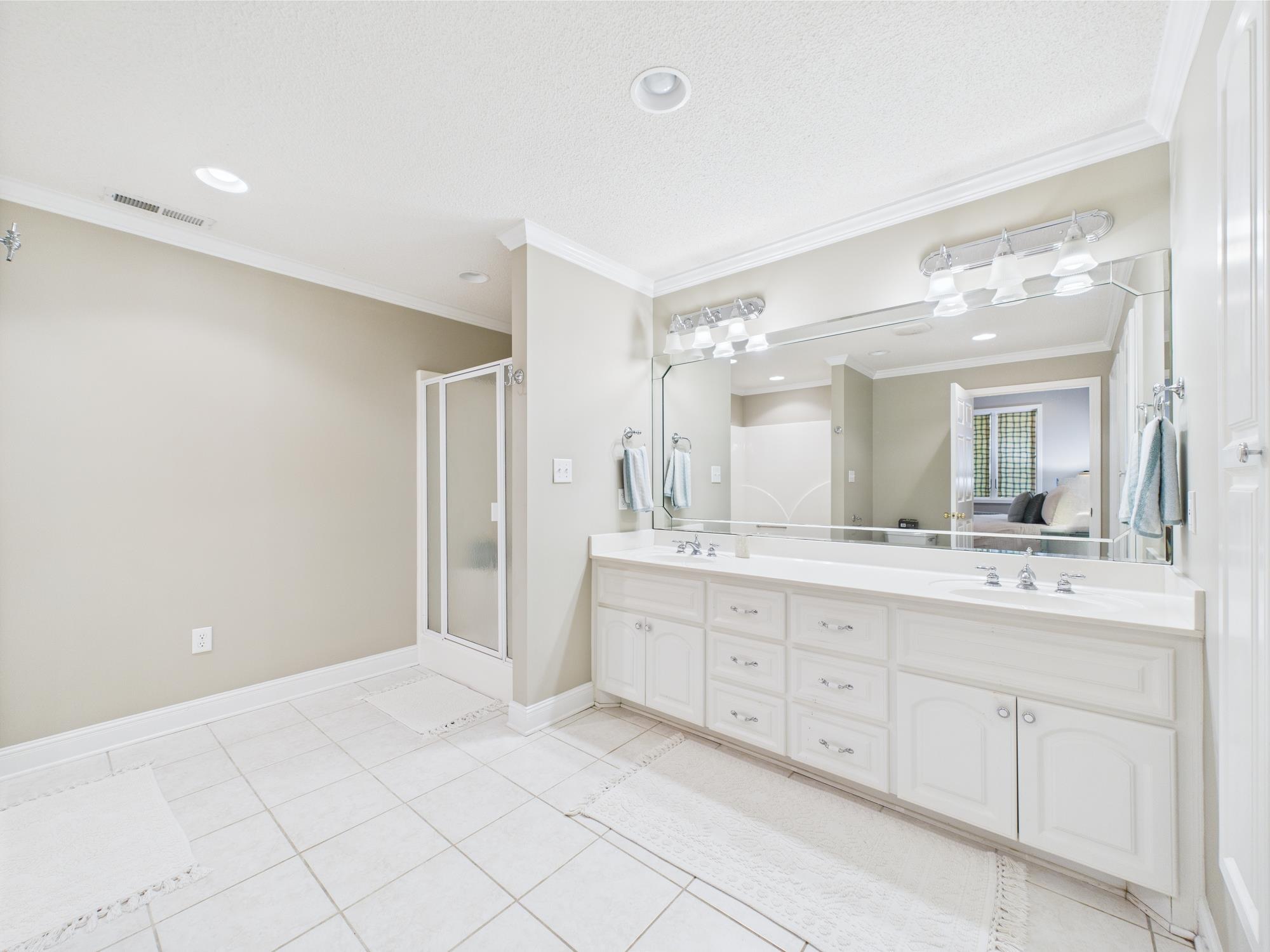 Image 3: Bathroom #5 in 5th Bedroom