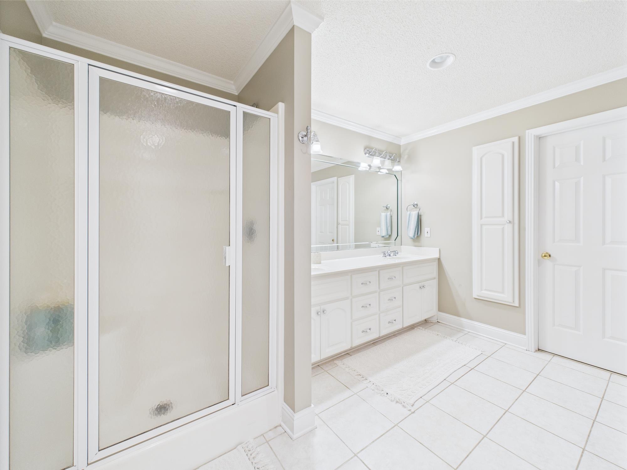 Image 4: Bathroom #5 in 5th Bedroom