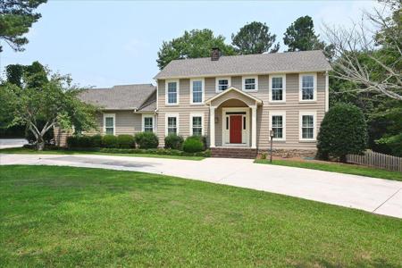 1630 Mockingbird Ln NE