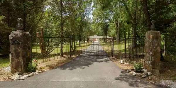 668 Lingerlost Rd