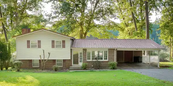656 Lakeside Dr