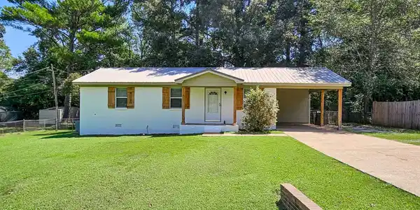 1260 Lakewood Dr E