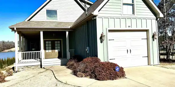 99 Lakeshore Ct