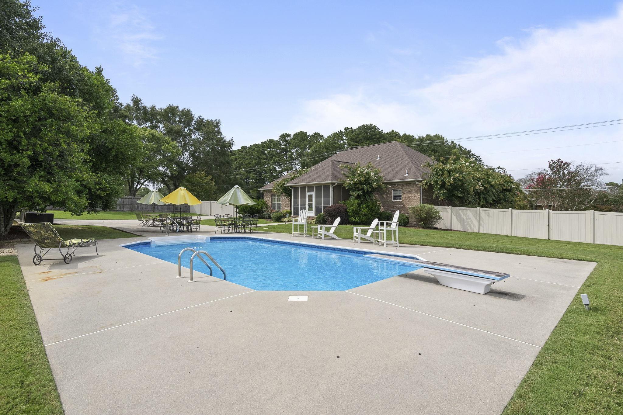Image 4: BACK YARD