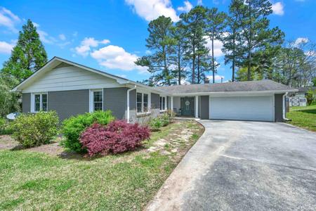 806 Larkwood Dr NE