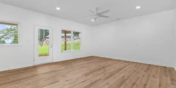 Image 4: Living Room
