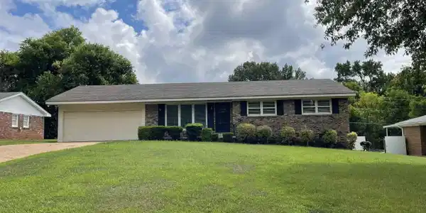 421 Lakeside Dr