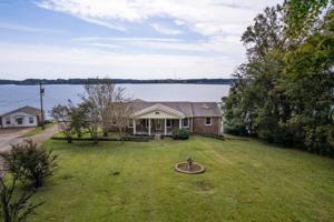 753 E Lakeside Dr
