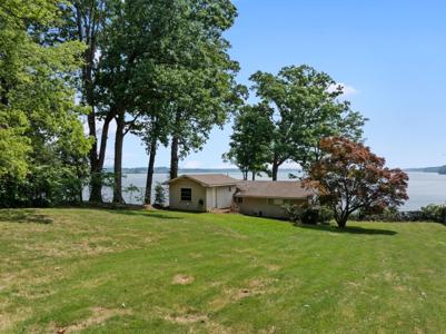 290 Lakeshore Dr S
