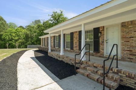 900 Larkwood Dr NE