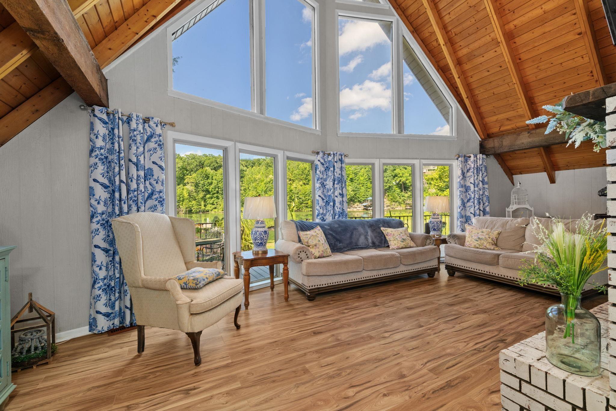 Image 4: Living Room