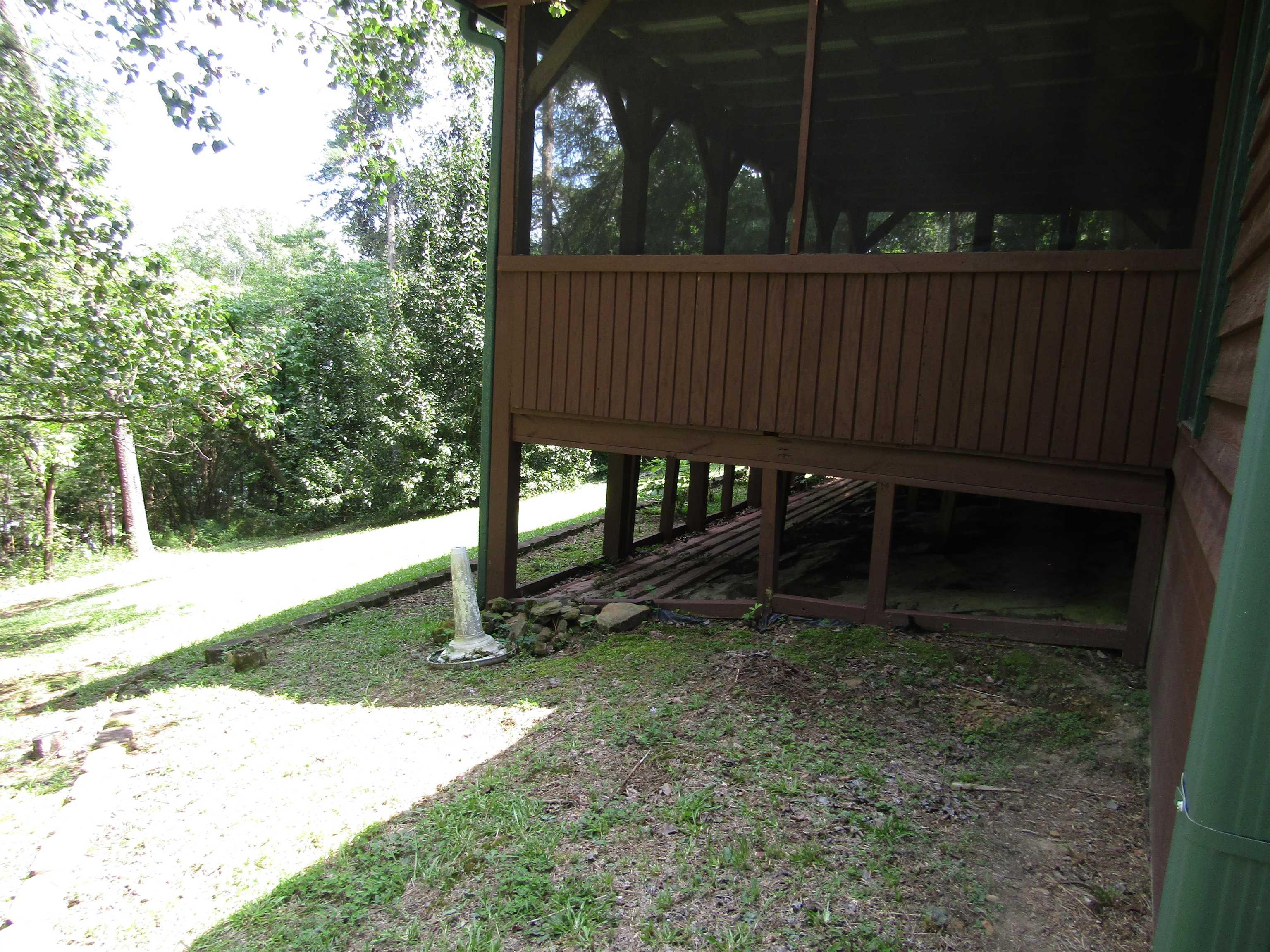 Image 3: COVERED DECK
