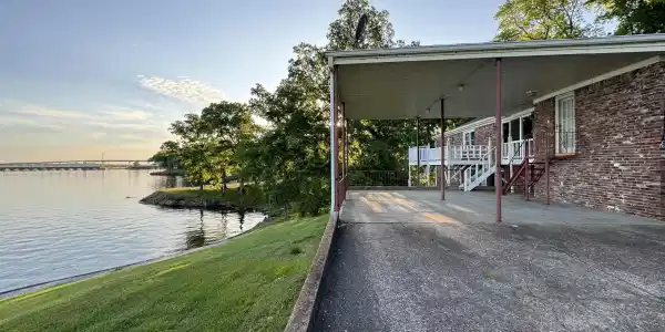 753 Lakeside Dr