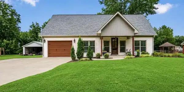 1096 Raintree Dr