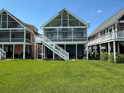 1049 Island Court