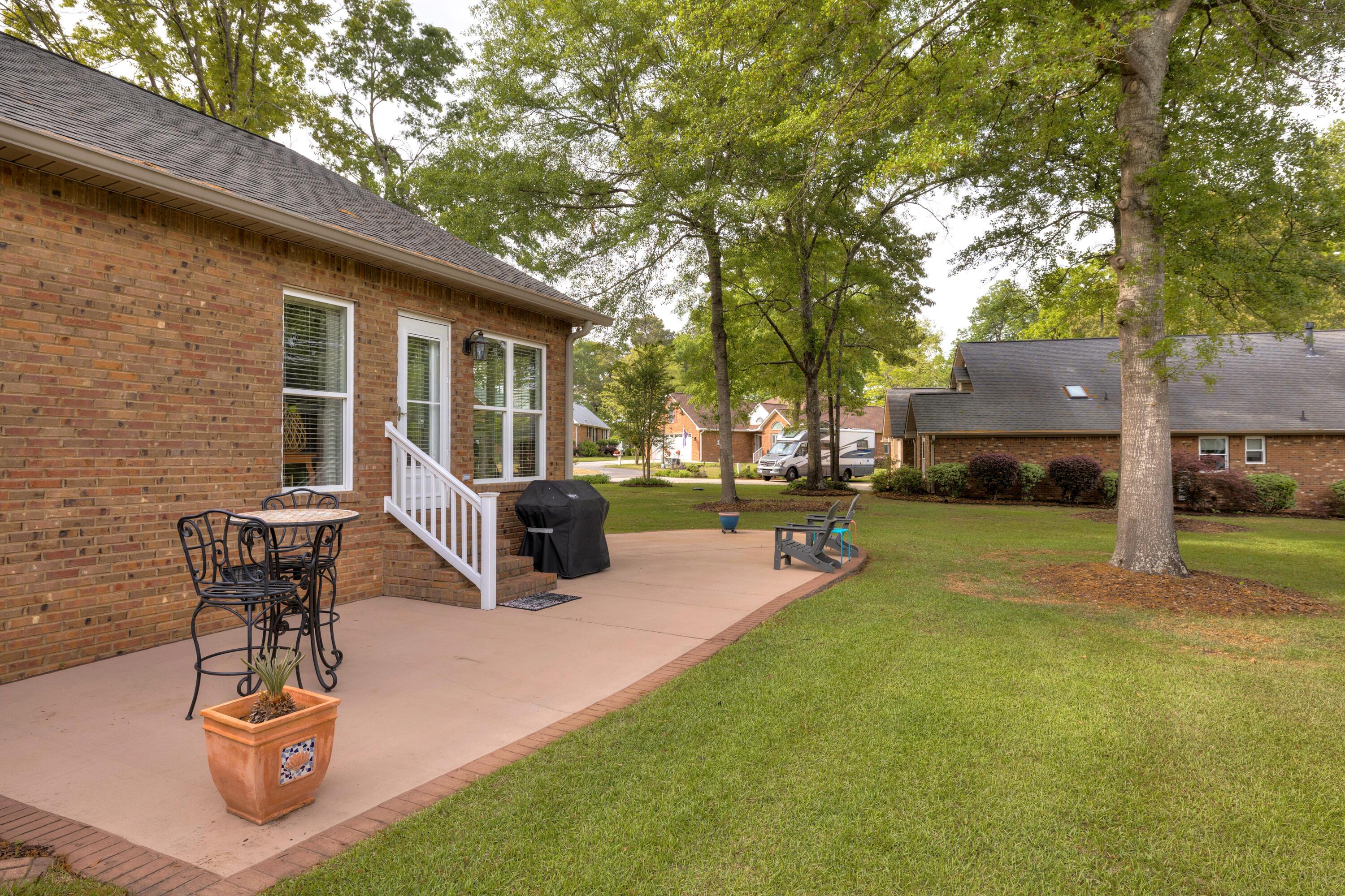 Image 2: SPACIOUS SIDE PATIO